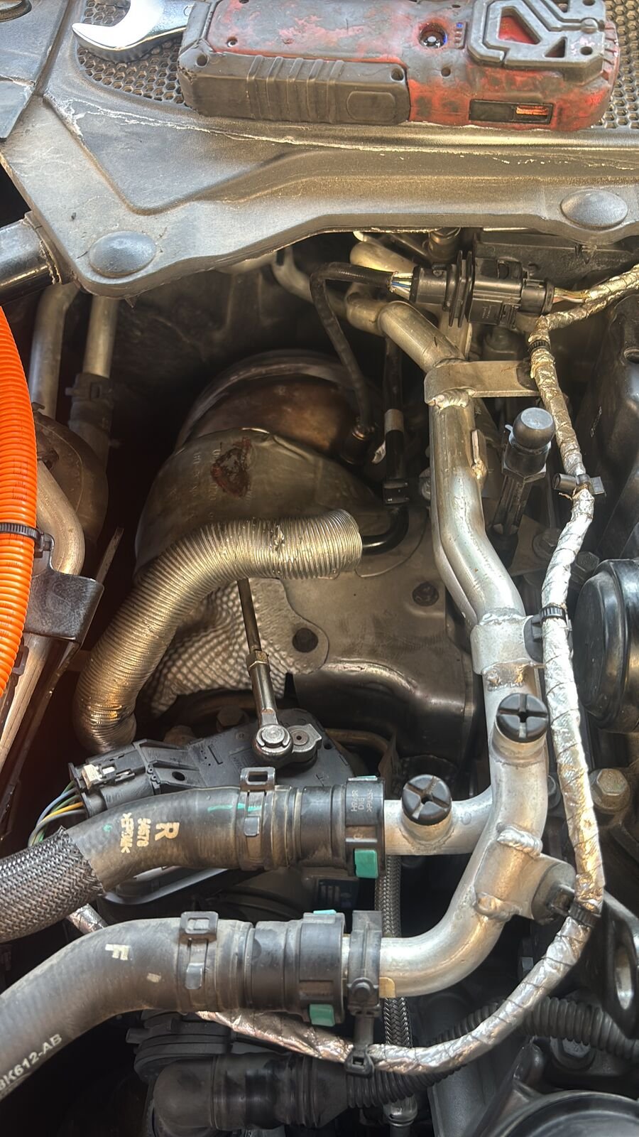 Dizel motorda EGR hattı ve partikül filtresi bağlantısı